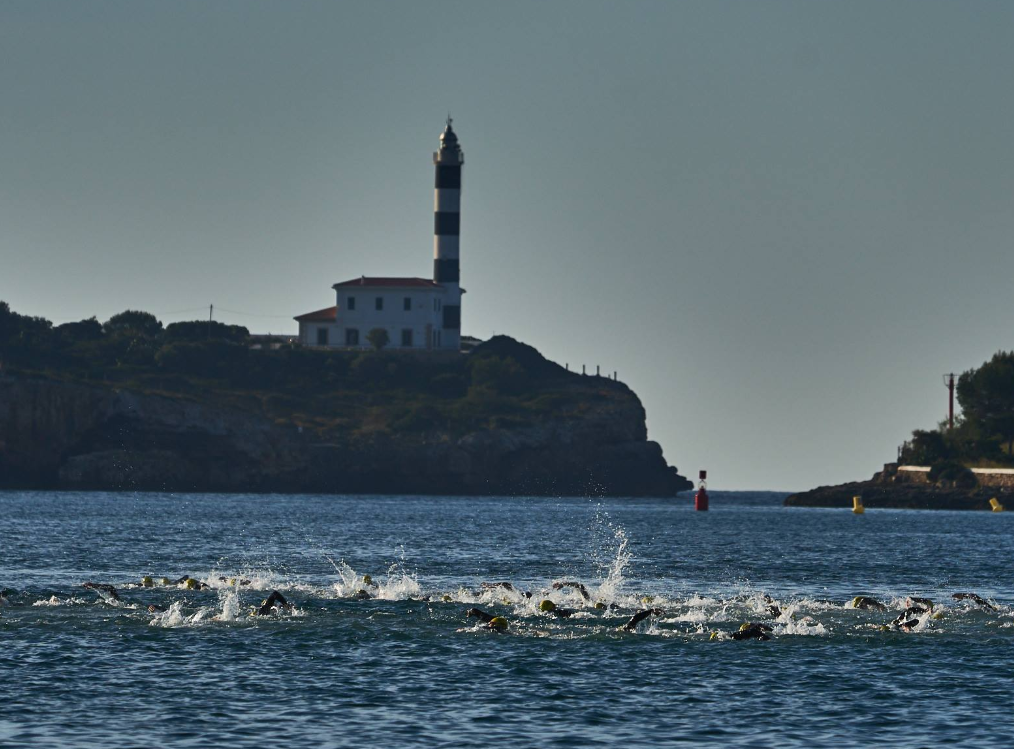 Natación Triathlon Portocolom con el faro de fondo