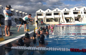 Alejandro Santamaría enseigne la natation sur le campus de triathlon