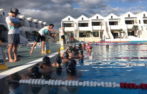 Alejandro Santamaría impartiendo clases de natación en el campus de triatlón