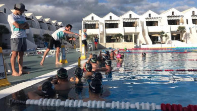 Alejandro Santamaría impartiendo clases de natación en el campus de triatlón