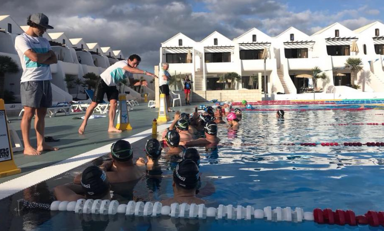 Alejandro Santamaría impartiendo clases de natación en el campus de triatlón