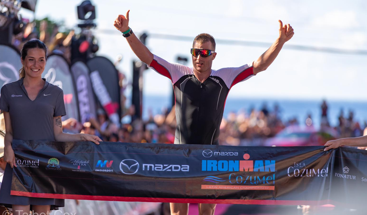 Tyler Butterfield gana IRONMAN Cozumel