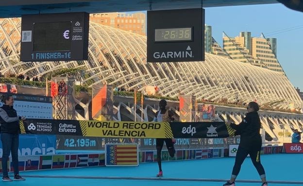 Joshua Cheptegei consiguiendo el record del mundo en valencia