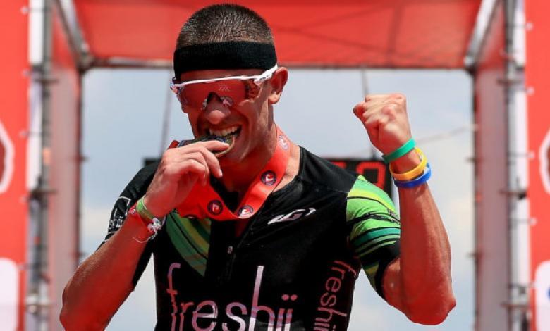 pour Challenge Triathlon) Lionel SAnders remportant une compétition