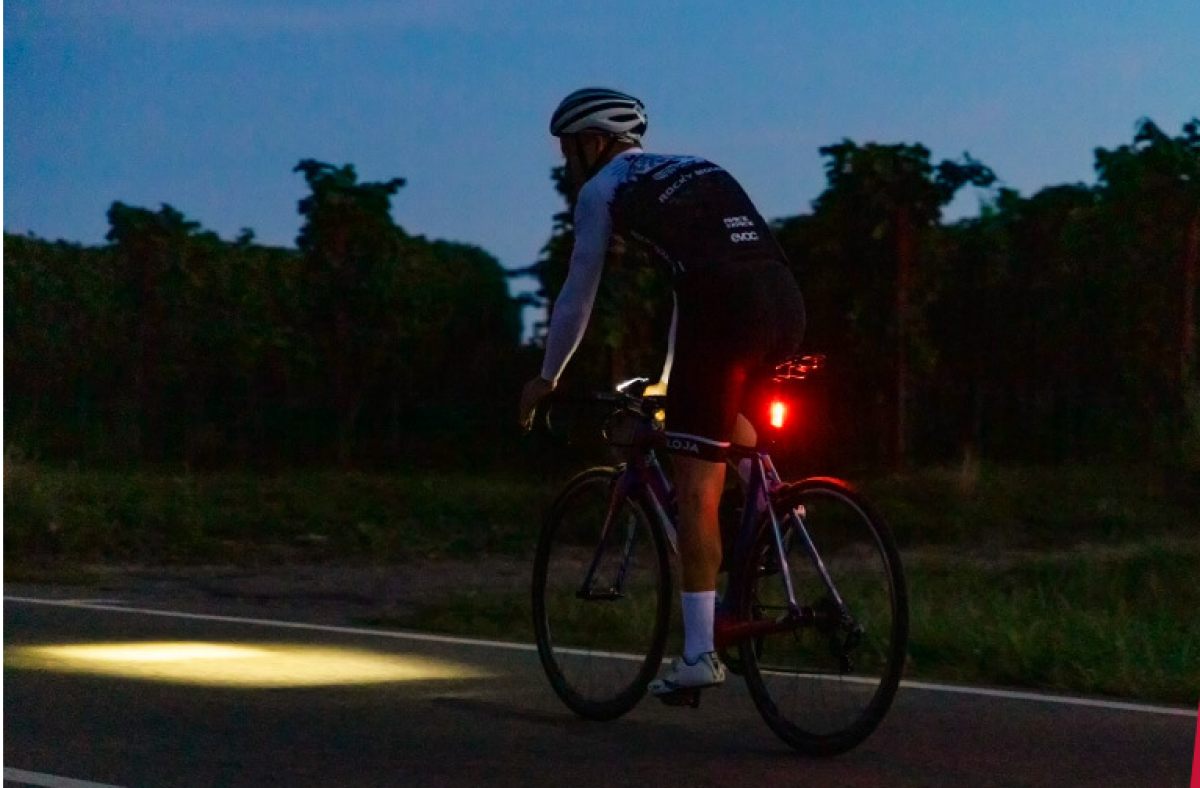 caja nivel Sesión plenaria Una luz trasera con función luz de freno para aumentar la seguridad del  ciclista