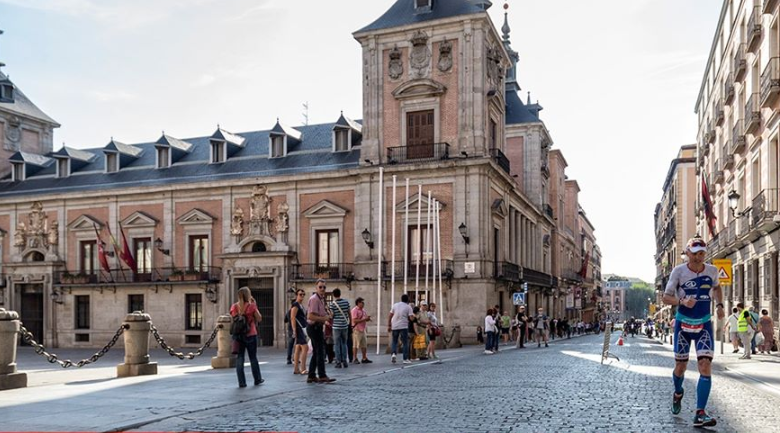 Rennen zu Fuß auf der Challenge Madrid, vorbei an der Plaza de la Villa