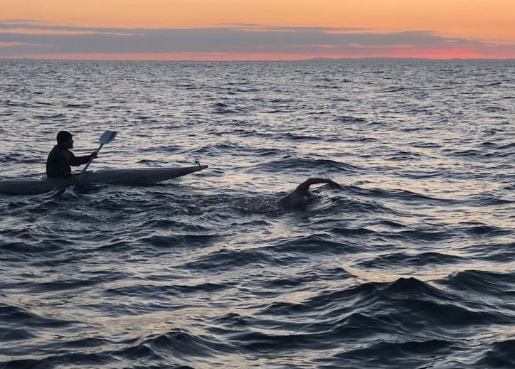 Jorge Crivillés terminará el reto de los "7 Océanos" con los 25 km del Estrecho de Cook en enero - Noticias Triatlón Jorge Crivillés nadando en el Canal del Norte.