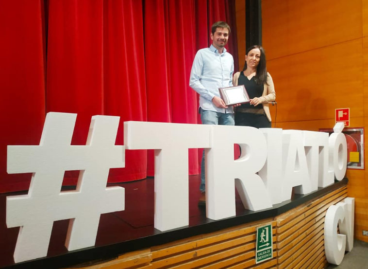 Ángel Moncada and Susana Sancha receiving the award for the best 2019 triathlon media