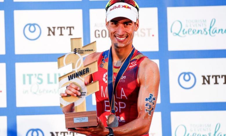 Mario Mola auf dem Podium der Triathlon World Series