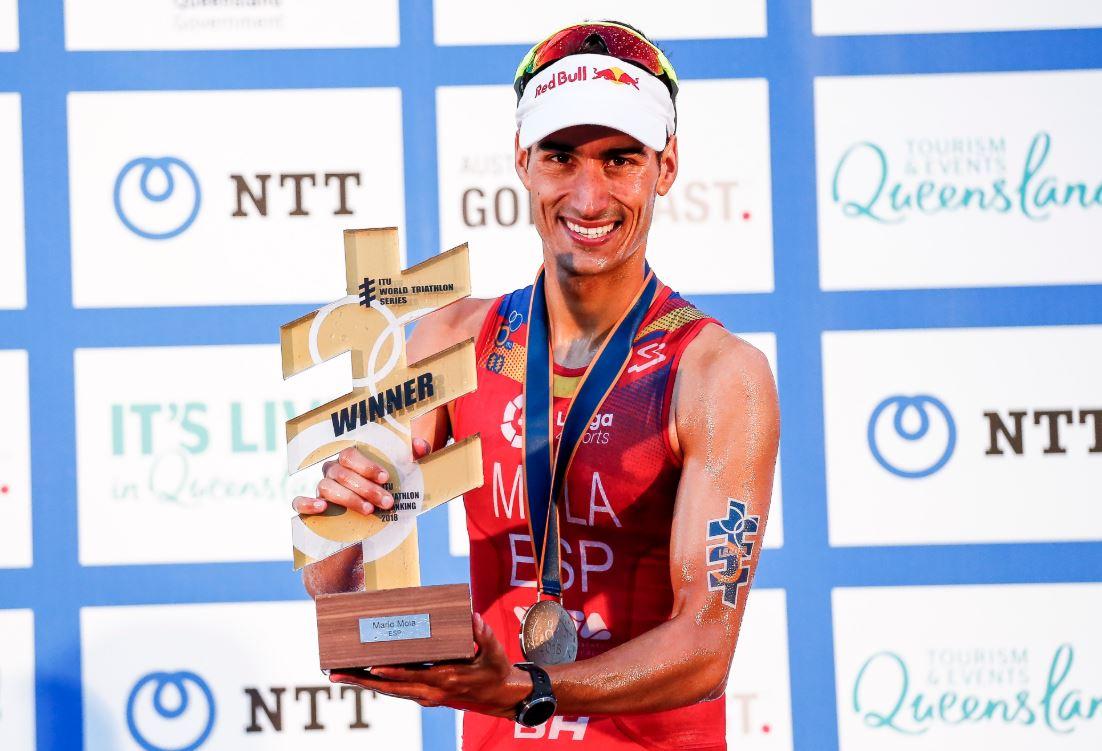 Mario Mola en el podium de las Series Mundiales de Triatlón
