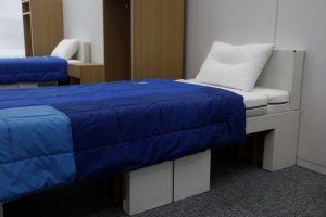 Así son las habitaciones de la villa olímpica donde dormirán los deportistas. Se utilizarán camas de cartón
