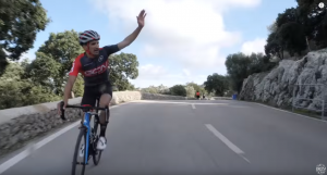 Tipos de saludos ciclistas en carretera, ¿Cómo saludas cuando vas en carretera montando en bici?