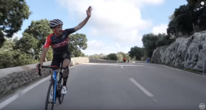 Tipi di saluti dei ciclisti su strada, come saluti quando vai in strada in sella a una bicicletta?