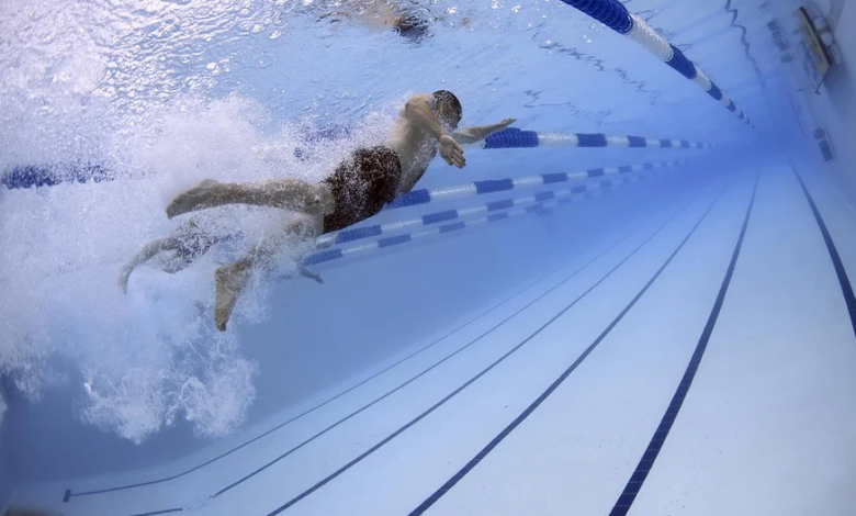 calciare l'allenamento nel nuoto