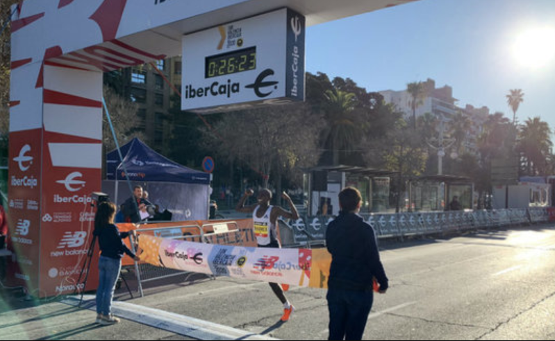 Rhonex Kipruto batiendo el récord del mundo en Valencia