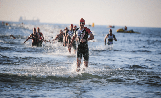 Abfahrt beim Valencia Triathlon