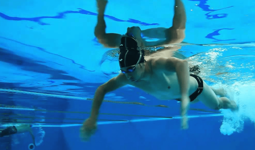 Exercices d'aviron en natation