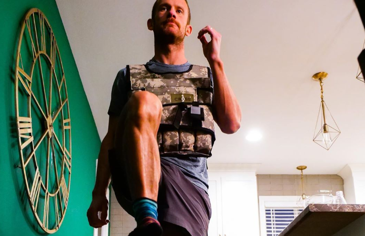 Instagram/ Lionel Sanders entrenando fuerza con un chaleco de 20 kilos