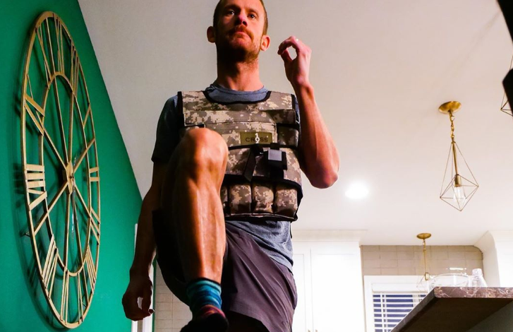 Instagram / Lionel Sanders training strength with a 20 kilos vest