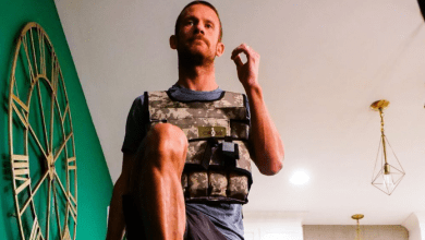 Instagram/ Lionel Sanders entrenando fuerza con un chaleco de 20 kilos