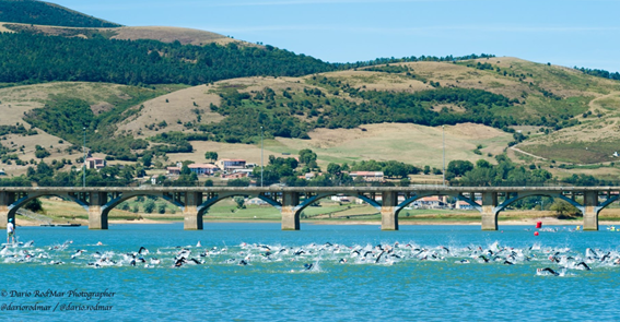 Abfahrt des Buelna Valley Triathlon