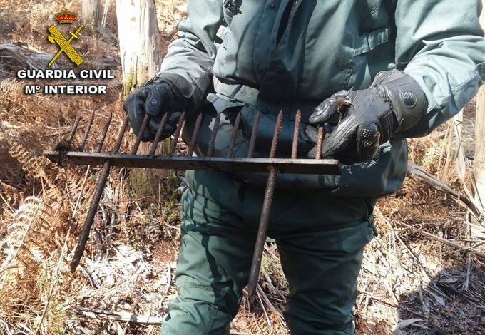 Una Guardia Civil con una trappola per ciclisti