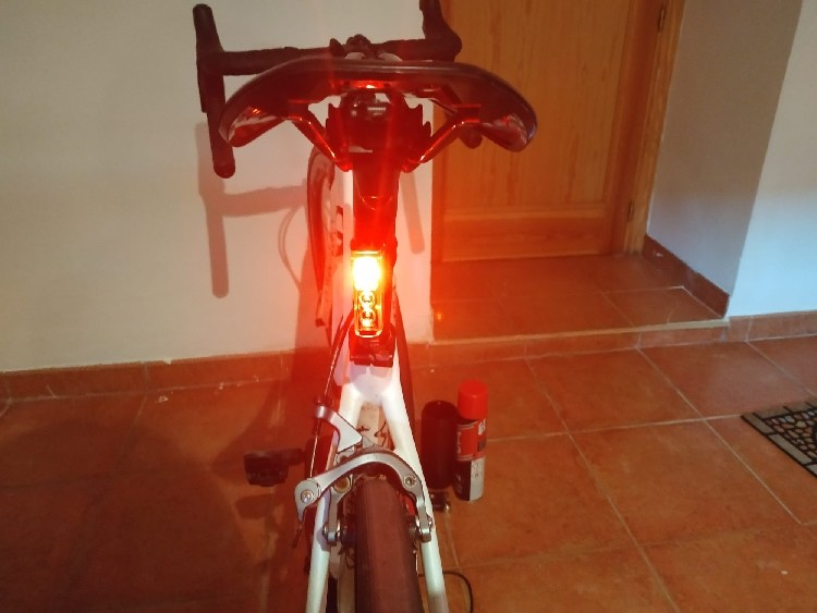 Compre Luz Trasera de Bicicleta Potente 3 Modos de Luz Bicicleta Backcle  Taillight Aluminium Aloy Road Cycling Light - Rojo en China