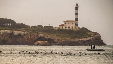 Natación del Triathlon Portocolom con el faro de fondo