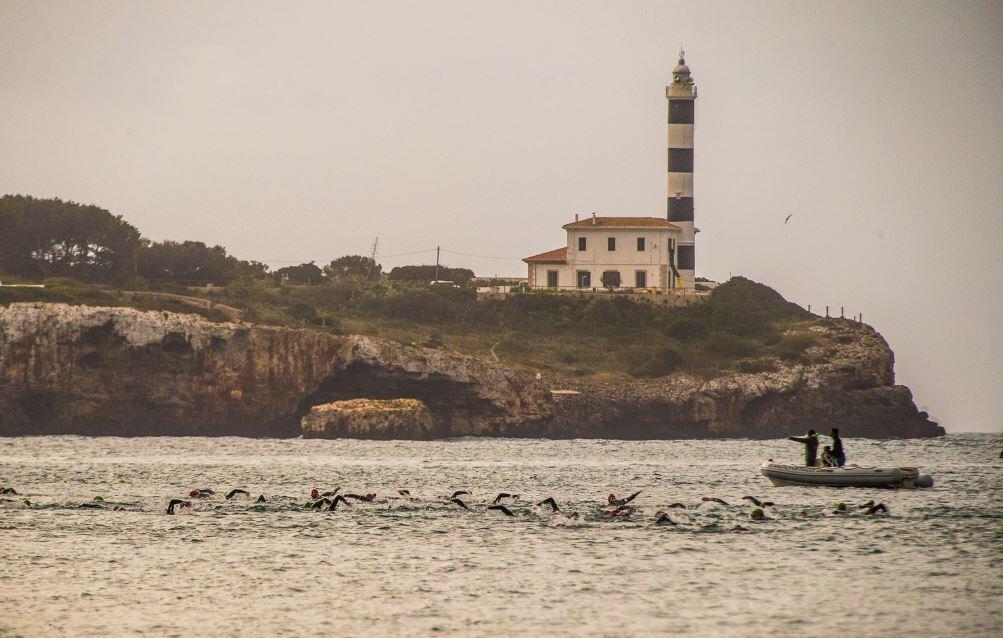Natación del Triathlon Portocolom con el faro de fondo