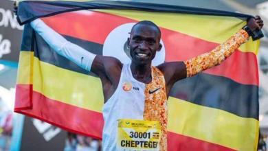 Joshua Cheptegei batte il record mondiale dei 5K