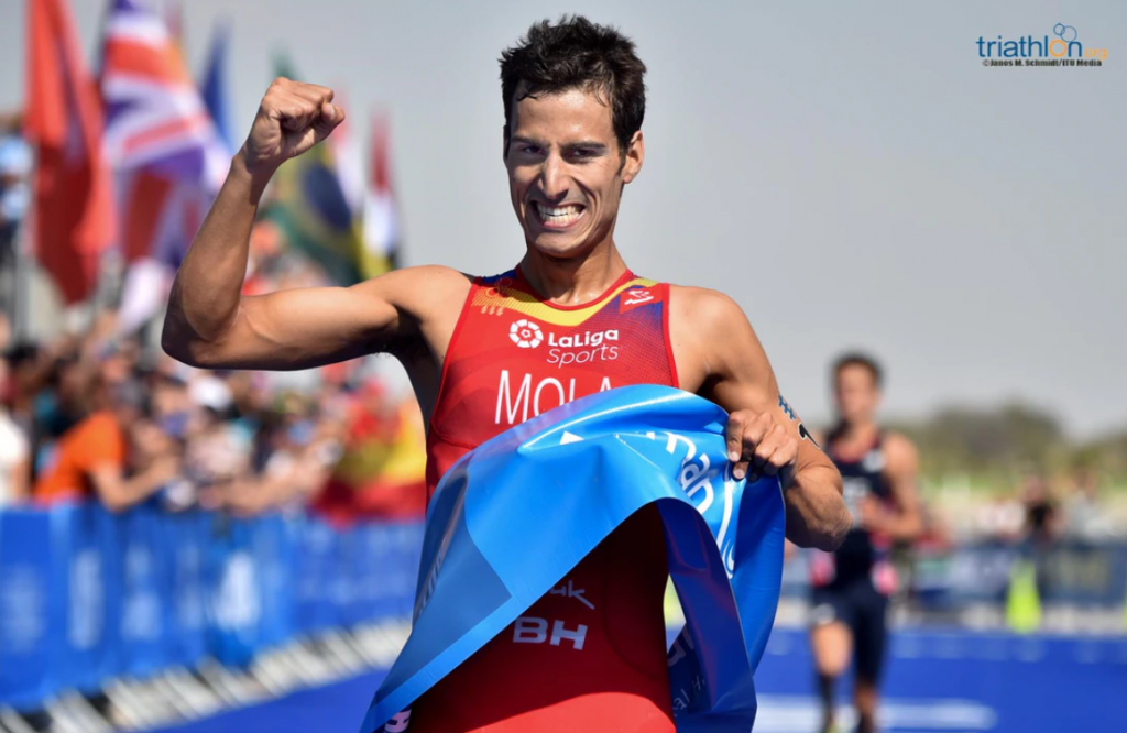 Mario Mola ganando la WTS Abu Dhabi en 2019