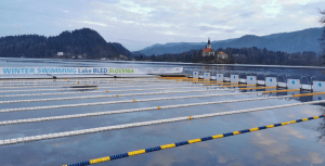 Pool, in dem Sie im Eiswasser-Weltcup schwimmen