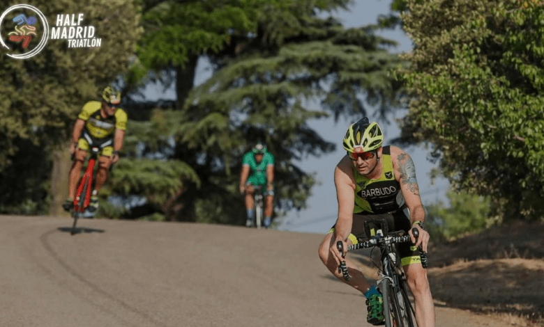 Segmento de ciclismo em triatlo na casa de campo