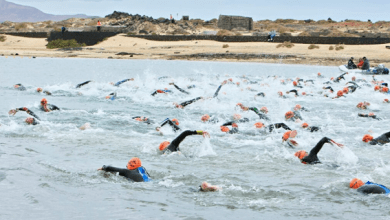 Triathlon volcanique nageant dans la lagune du Club La Santa