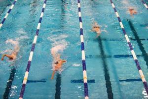 Allenamento di nuoto per migliorare