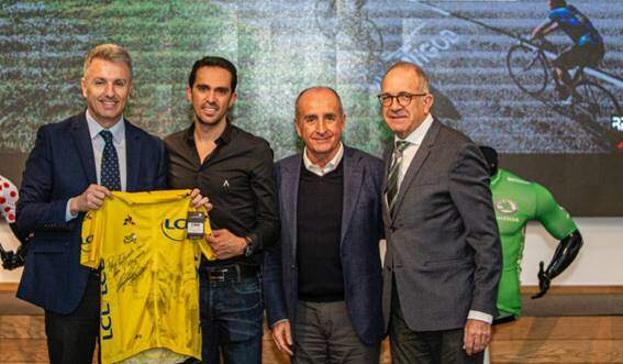 Alberto Contador, mit dem Bürgermeister von Villanueva del Pardillo, Juan ...