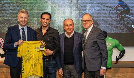 Alberto Contador, con il sindaco di Villanueva del Pardillo, Juan...