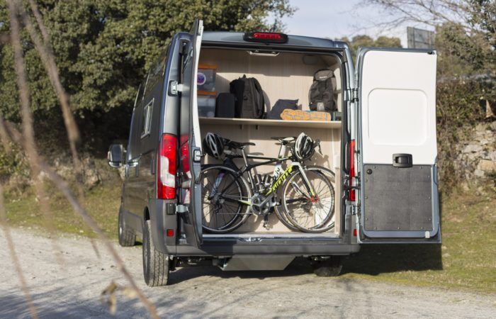 Camper bunker con biciclette nel bagagliaio