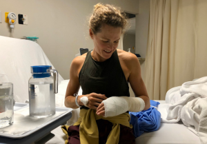 Flora Duffy breaks a finger in a swimming training