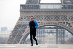 Läufer läuft mit dem Eiffelturm im Hintergrund