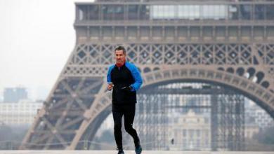 runner corriendo con la Torre Eiffel de fondo