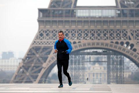 corridore che corre con la Torre Eiffel sullo sfondo