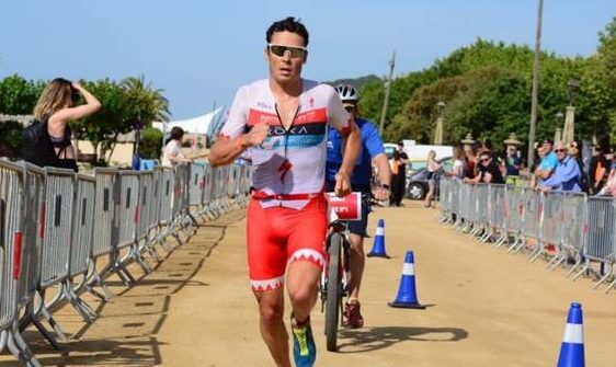 Javier Gómez Noya competindo em um IRONMAN