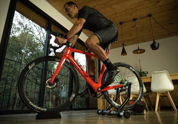 4 rodillos para bicicletas para que puedas entrenar en casa