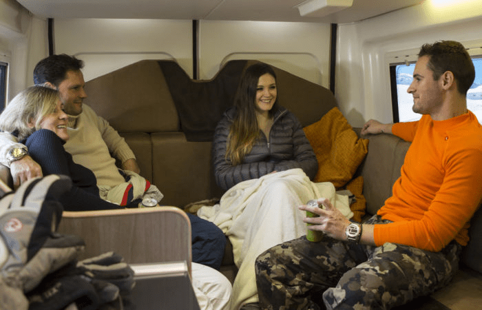 Intérieur du camping-car Bunkervan Family 599 avec des gens qui parlent