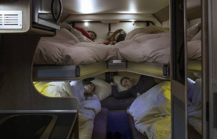 Intérieur du camping-car Bunkervan Family 599 avec des personnes endormies