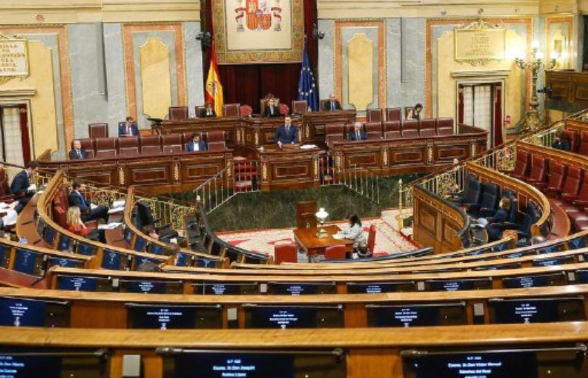 Imagen del pleno el 18 de marzo , marcada por el coronavirus