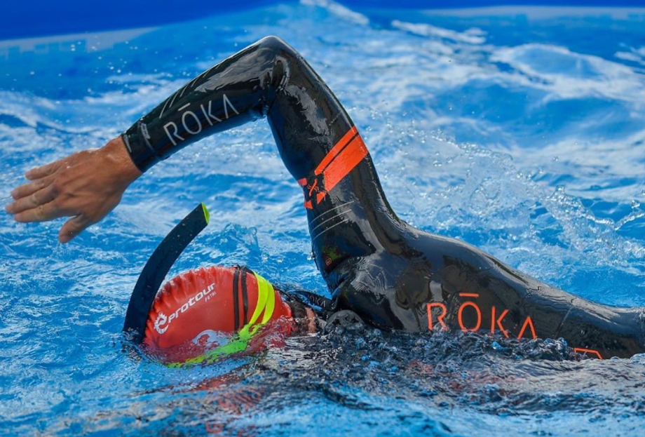 Javier Gómez Noya trainiert zu Hause im Pool