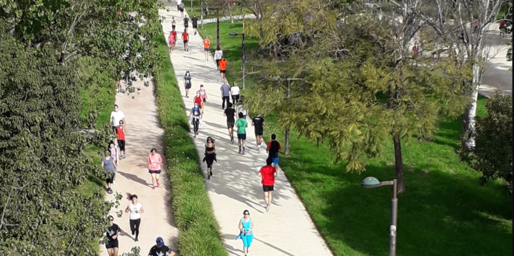 Foto de gente corriendo y paseando en Valencia el 2 de Mayo