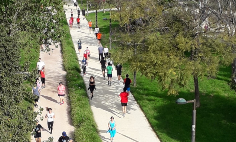 Foto de gente corriendo y paseando en Valencia el 2 de Mayo